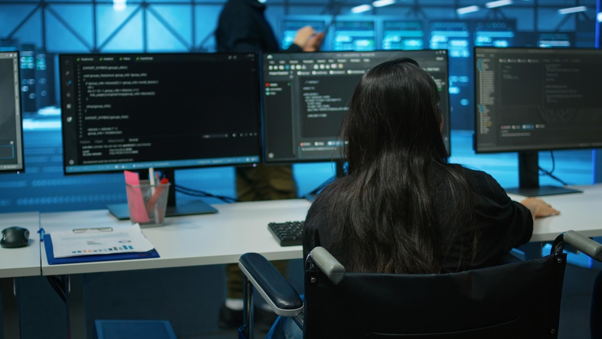 Ingeniera de software programando aplicaciones web en centro de operaciones